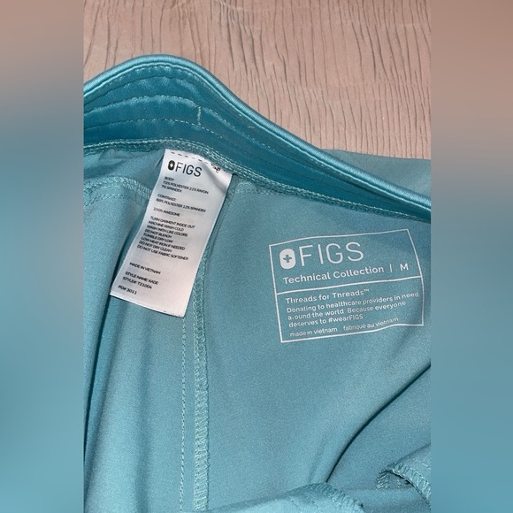 Figs Kade Cargo Scrub Pants in size medium color Seaglass - Picture 4 of 4